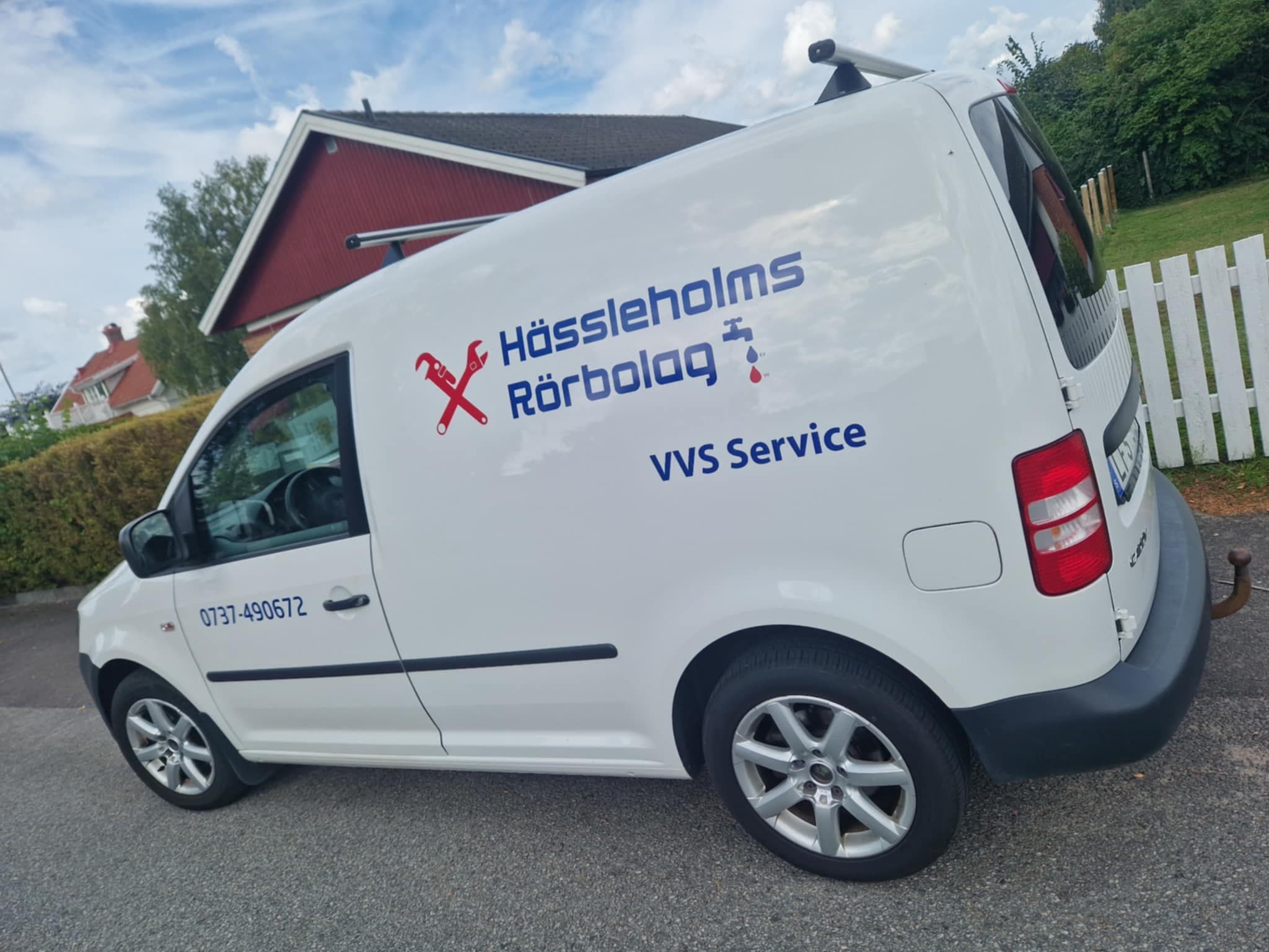 Modern VVS-installation i ett stilrent kök